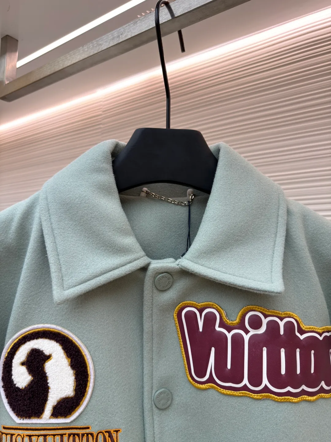 LOUIS VUITTON letter pattern patch printed color block baseball jersey ●Original version: 38999 purchase and development ●Item number: 1681672-D15 ●Fabric: sheep wool fabric ●Technology: printing production ●Color: green ●Version: fitted version ●Weight: about 1220 grams ●Size: 46-48-50-52 ●Description: This jacket is made of high-quality wool blended fabric, which is soft to the touch and has excellent warmth retention. The overall design adopts a lapel design, and the collar, cuffs and hem are all ribbed, with moderate elasticity, comfortable to wear and not easy to deform. The main part uses multi-color splicing technology. The gray and white splicing lines are smooth and natural, showing superb tailoring technology. The patterns on the chest and sleeves are embroidered and appliquéd, with distinct layers and a strong three-dimensional effect. Multi-colored silk threads are interwoven during the embroidery process to ensure that the pattern is clear and durable. The buttons of the jacket are made of metal, with a smooth surface and not easy to fade. The splicing of the shoulders and sleeves adopts seamless technology, with smooth and natural lines without excess threads. The overall workmanship is fine, and every stitch is even and neat, reflecting the high-quality production process. The overall wiring is straight and delicate, the fabric is comfortable and soft, and the color is consistent without color difference. It can be matched with the same style to create a fashionable look and control various occasions. Customized accessories, complete with three standards, same style for men and women!